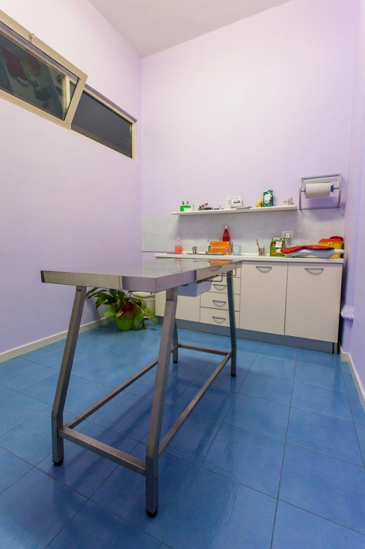 Sala chirurgica con tavolo operatorio e monitor